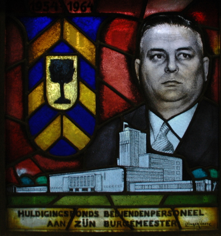 Gekleurd glasraam met afbeeldingen van het districtshuis en Maurice Dequeecker
